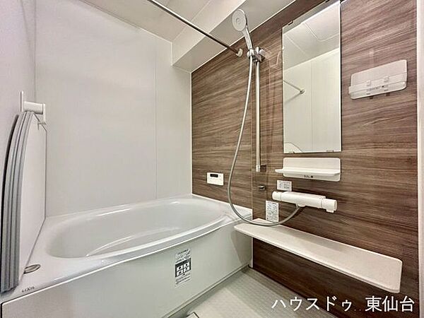 気持ちよく使えるバスルーム。浴室暖房乾燥機付きで便利。