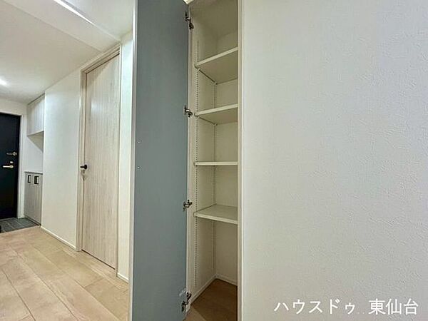 ちょっとした物をさっとしまえる、気の利いた収納スペース