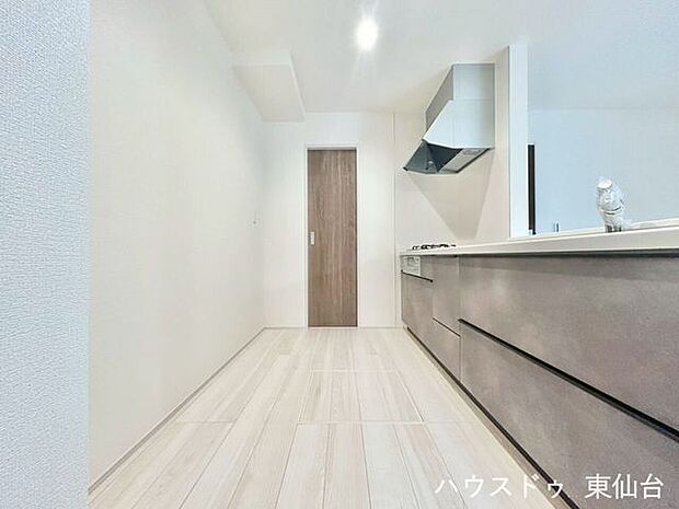 カップボードや大きな冷蔵庫を置いても余裕のあるキッチンスペースおしゃれな色味のキッチンでカップボードの色味を合わせても◎