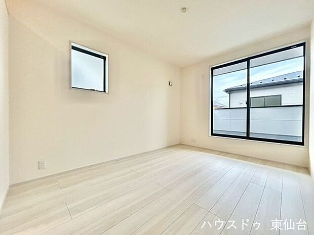 約6.2帖の洋室です♪南向きで暖かい日差しが差し込みます!