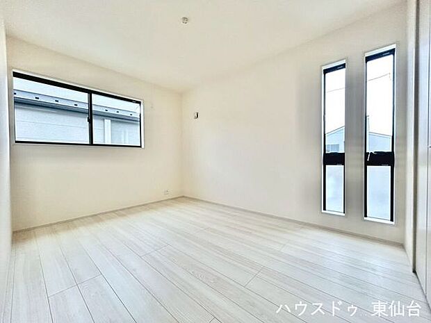 約6.5帖の洋室♪窓もインテリアの一部のようなお部屋です♪