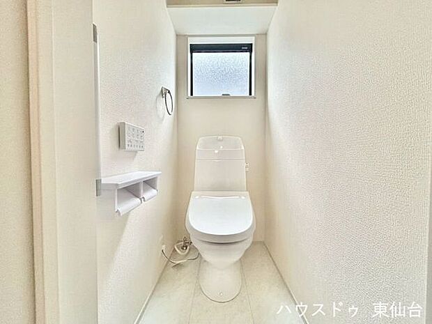 温水洗浄機能付きの1階トイレ2階のトイレも同仕様のトイレがあり、タイミングがかぶっても問題ナシです◎
