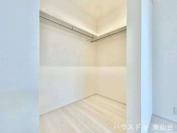 約6.2帖の洋室にあるウォークインクローゼットです♪大容量でお洋服が好きなおしゃれさんにはばっちりですね◎