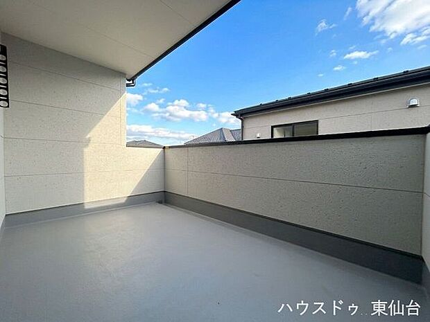 南向きのインナーバルコニーです◎暖かい日差しが差し込みお部屋全体が明るくなります♪