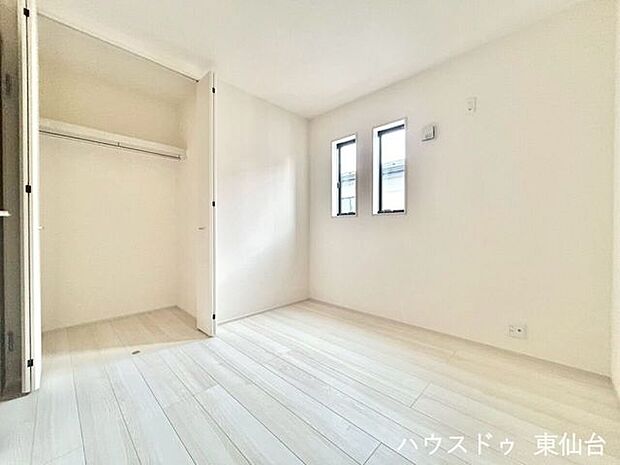 4.5帖の洋室です♪衣類も小物もすっきり収まる、使い勝手の良い収納付き。