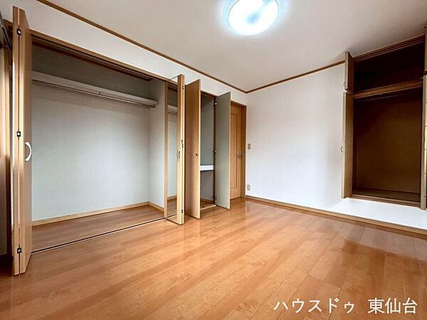 奥行きたっぷりのクローゼットで、季節物もラクラク整理。