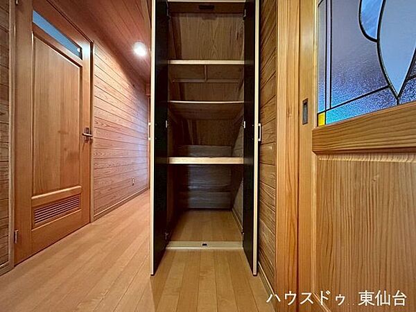 階段脇のデッドスペースを有効活用。日用品のストックにも便利な収納付き