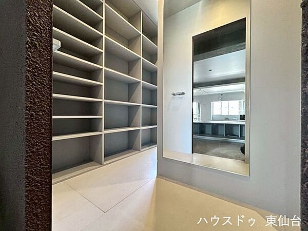 玄関すぐ横のWICで、コートやバッグをサッと収納。帰宅後の動線がとてもスムーズです。