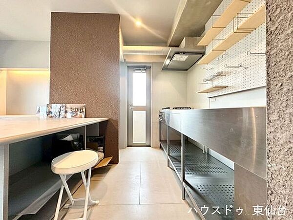 木の棚とスチールの質感が絶妙にマッチ。カフェのような雰囲気で毎日の料理がもっと楽しく。