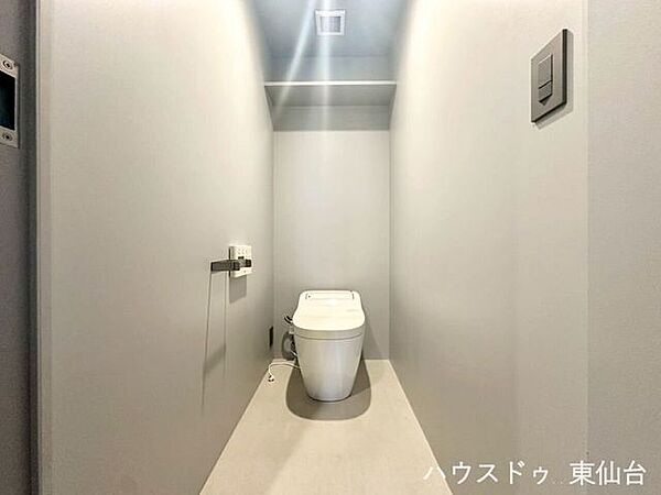 スタイリッシュなタンクレストイレを採用。圧迫感がなく、落ち着いた空間づくりに役立ちます。