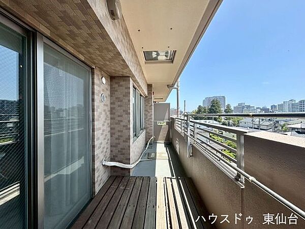 開放感のあるバルコニーは、暮らしに上品なゆとりを添えてくれます。