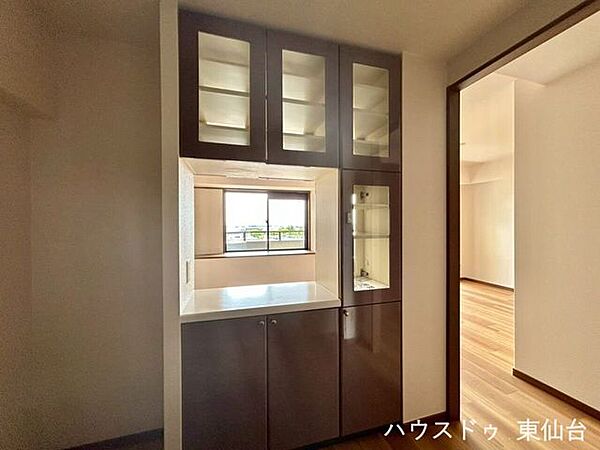 リビング側からも取り出せる食器棚は使い勝手がよさそうです♪