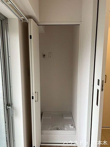 扉付き洗濯機置き場