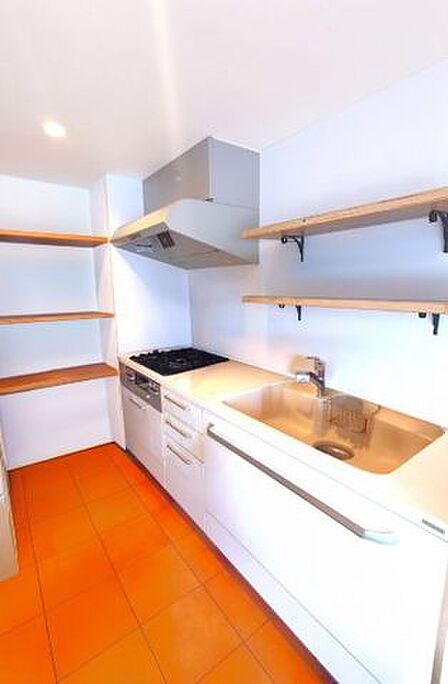レンガ調カウンターがおしゃれな、デザイン性の高い対面キッチンです。オープンシェルフ付きで、見せる収納を楽しめます