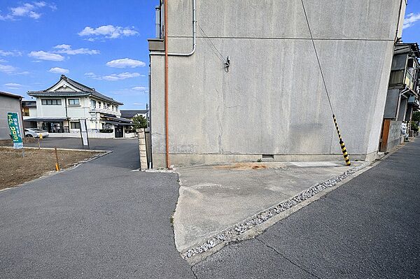 駐輪や物置に使えるスペースもございます（約１９m2）