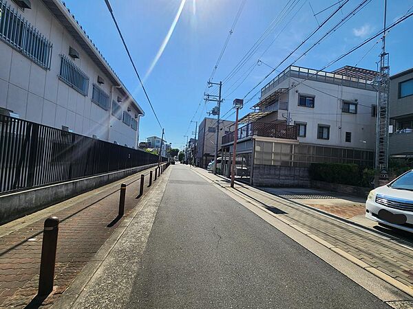 前面道路は８メートルあるので車庫入れも楽々♪
