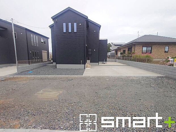 ~閑静な住宅街の立地~ ・周辺は閑静な住宅街となっておりますので、静かな暮らしをご実現いただけます。 ・前面道路の交通量も多くないので、小さなお子様がいるご家庭でもご安心ですね。