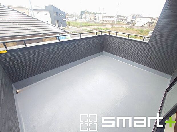 ~奥行きのあるバルコニーを採用~ ・お客様から意外にご要望が多い「バルコニーの奥行き」。 ・奥行きのあるバルコニーを採用しておりますので、洗濯物も干しやすい造りです。