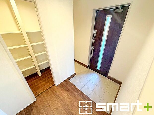 〜余裕の広さの玄関〜 ・玄関スペースを大きく取る事でご帰宅された際の開放感が違います。 ・お客様を出迎える顔にもなる玄関、この広さは魅力的ですね。ぜひ現地でご体感くださいませ。 