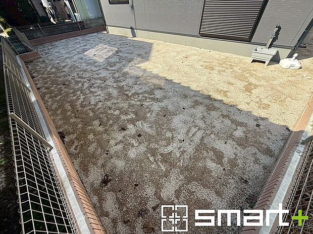 〜お庭もある余裕の敷地〜 ・広々した敷地にはお庭もご用意。お庭があるだけで余裕を感じますね。 ・防草シートや人工芝の敷設などのオプションもお気軽にご相談くださいませ。 