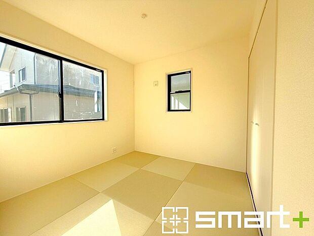 〜使い勝手の良い「和洋室」〜 ・畳敷きに建具は洋風、というハイブリッド型の「和洋室」。和室と洋室の良い所を組み合わせたお部屋です。 ・やはり畳の香りは心が落ち着きますね。 