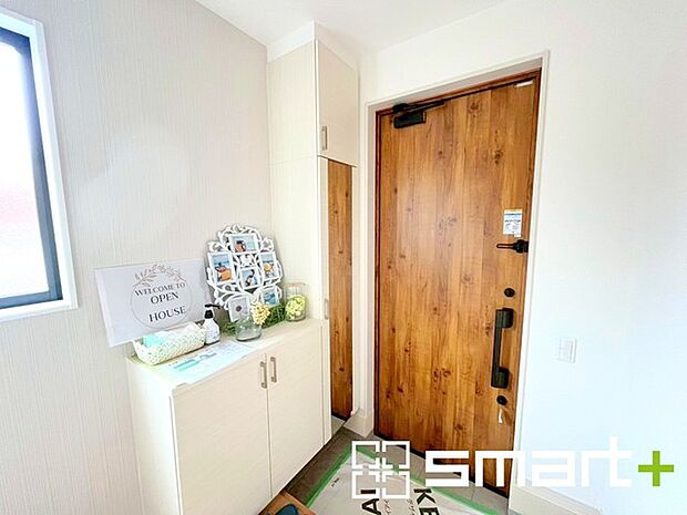 〜お住まいの顔「玄関」〜 ・圧迫感がなくスッキリ広々とした印象の玄関。窓からは明るい陽光が差し込みます。 ・備え付けのシューズボックスはミラー付なので朝やお出かけ前の身支度チェックに大活躍です。 