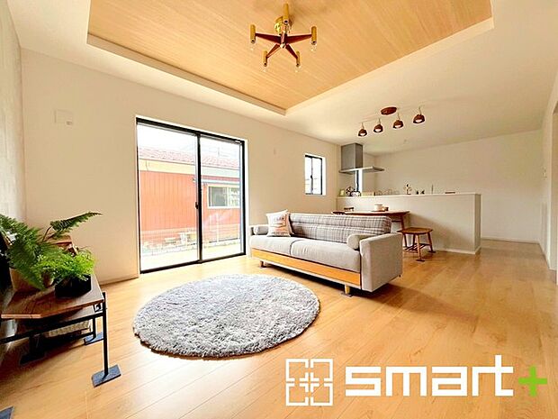 〜穏やかな陽の入るＬＤＫ〜 ・大きな窓のあるＬＤＫは陽当りも良好で明るい空間となっております。 ・ご家族団らんなど過ごす時間の多いＬＤＫが明るいのは嬉しいポイントですね。 