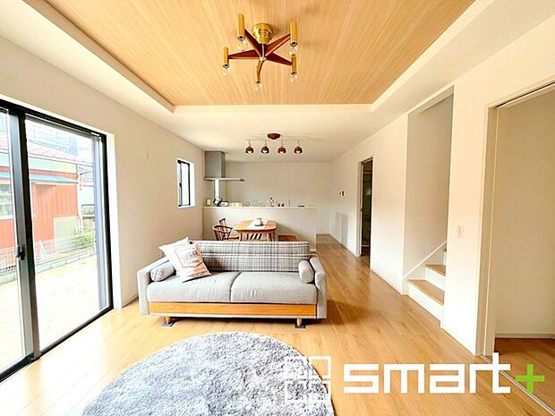 〜開放的なリビングイン階段〜 ・ご家族のお出掛けや帰宅がわかるリビングイン階段。自然とコミュニケーションが増えますね。 ・家事をしながらリビング全体が見渡せるカウンタ―キッチンも魅力です。 