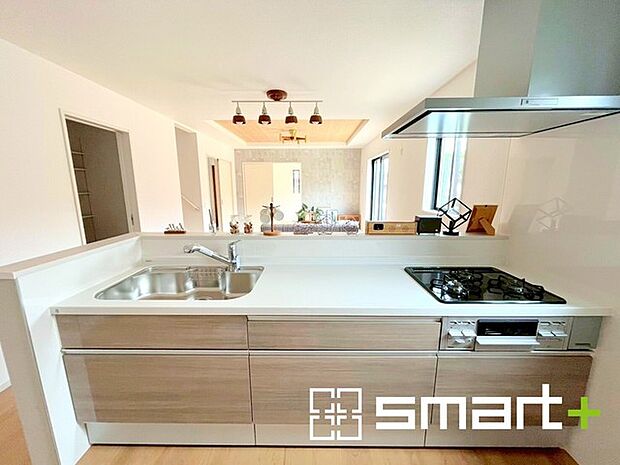 〜人気のカウンターキッチン〜 ・キッチンには余計な柱が無いので、リビングが見渡せ開放感のある造りとなっております。 ・蛇口には浄水器が内蔵されるなど機能面でも優れたキッチンです。 