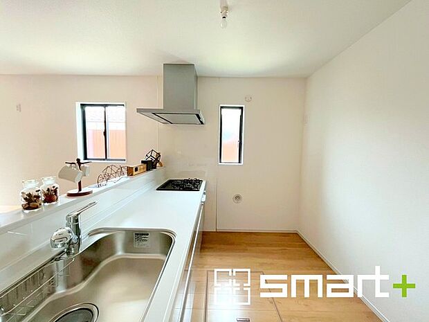 〜使い勝手の良いシステムキッチン〜 ・料理がしやすい設計のキッチンでお料理もはかどりますね。 ・もちろんキッチン下部は収納になっておりますので、フライパンなども収納可能です。 