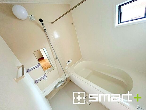 〜浴室乾燥機付きの浴室〜 ・浴室には乾燥機が付いているので雨の日でも洗濯物を干すことが可能です。 ・水はけの良い床材など機能面も充実。マイクロバルなどオプションもご相談くださいませ。 