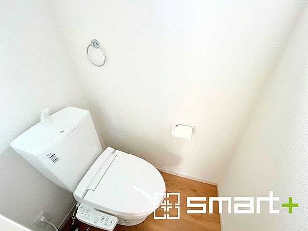 〜ウォシュレット付トイレ〜 ・小窓から光が差し込む明るいトイレ。使用後や掃除の際には換気もしやすく快適ですね。 ・清潔感あるウォシュレット付です。 