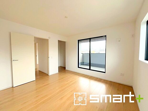 〜バルコニーに面した洋室〜 ・バルコニー側の大きな窓から穏やかな陽が差し込む明るい洋室はゆとりある広さの9 5。ご夫婦やご兄弟でもゆったりとお過ごしいただけます。 