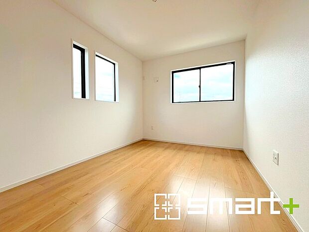 〜2面採光の明るいお部屋〜 ・洋室は2面採光とする事で穏やかな陽の入る明るい空間となっております。 ・くつろぎのプライベート時間を明るい空間で穏やかにお過ごしいただけます。 