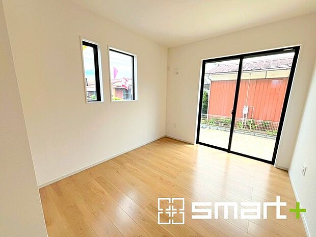 〜明るい洋室〜 ・もちろん寝室にもお使いいただけます。収納付きで2面採光の明るい空間が広がります。 ・玄関から直接出入り可能なのでゲストルームにも利用できますね。 