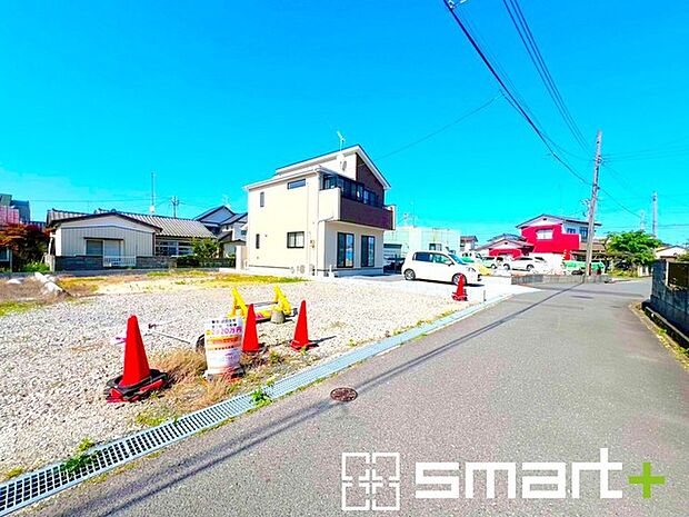〜十分な広さのある前面道路〜 ・前面道路は約4mございますので、お車でのすれ違いも可能で余計なストレスがかかりません。 ・日々お車での移動が多い方には大切なポイントですね。