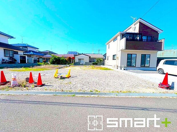 〜閑静な住宅街の立地〜 ・周辺は閑静な住宅街となっておりますので、静かな暮らしをご実現いただけます。 ・前面道路の交通量も多くないので、小さなお子様がいるご家庭でもご安心ですね。 
