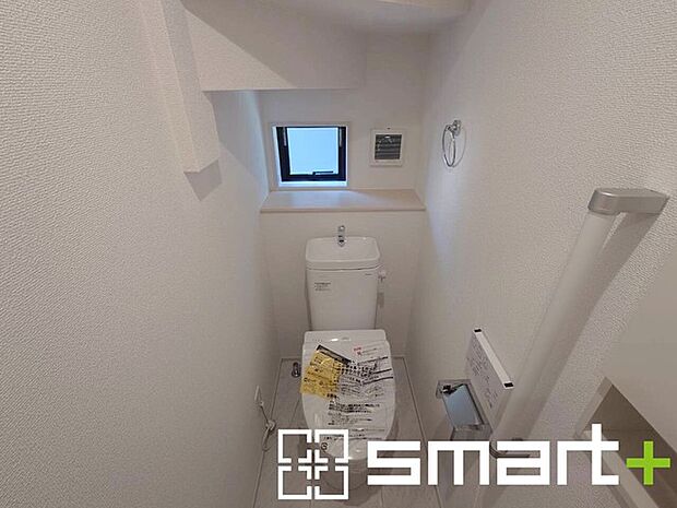 ～やはり便利なタンク式トイレ～ ・最近はタンクレストイレもございますが、タンク式の場合は停電時もお水を流すことが可能。 ・故障時なども比較的費用が安くなるなど、メリットが多くなります。 