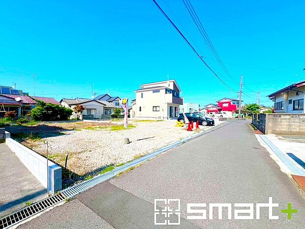 〜十分な広さのある前面道路〜 ・前面道路は約4mございますので、お車でのすれ違いも可能で余計なストレスがかかりません。 ・日々お車での移動が多い方には大切なポイントですね。