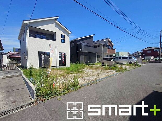 ～閑静な住宅街の立地～ ・周辺は閑静な住宅街となっておりますので、静かな暮らしをご実現いただけます。 ・前面道路の交通量も多くないので、小さなお子様がいるご家庭でもご安心ですね。 
