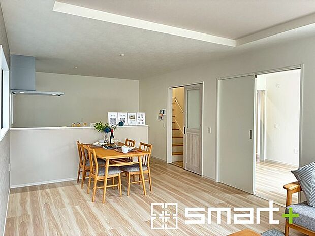 〜穏やかな陽の入るＬＤＫ〜 ・大きな窓のあるＬＤＫは陽当りも良好で明るい空間となっております。 ・ご家族団らんなど過ごす時間の多いＬＤＫが明るいのは嬉しいポイントですね。 