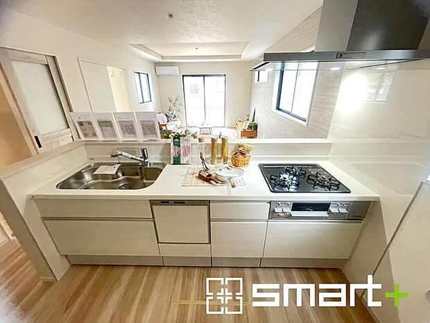 〜人気のカウンターキッチン〜 ・キッチンには余計な柱が無いので、リビングが見渡せ開放感のある造りとなっております。 ・蛇口には浄水器が内蔵されるなど機能面でも優れたキッチンです。 