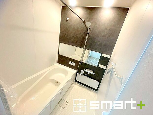 〜暖房乾燥機付きの浴室〜 ・ヒートショック対策にもなる浴室暖房を標準装備。冬場でも暖かくしてからご入浴が可能です。 ・もちろん乾燥機も付いておりますので、雨の日でも洗濯物を干せますよ。 