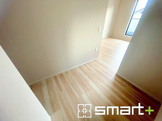 〜本格的な広さのウォークイン〜 ・しっかりとした広さのウォークインクローゼットを設けた仕様。 ・よくある小さめのウォークインは実際には収納力弱めですが、これだけ大きいと十分な収納力です。 