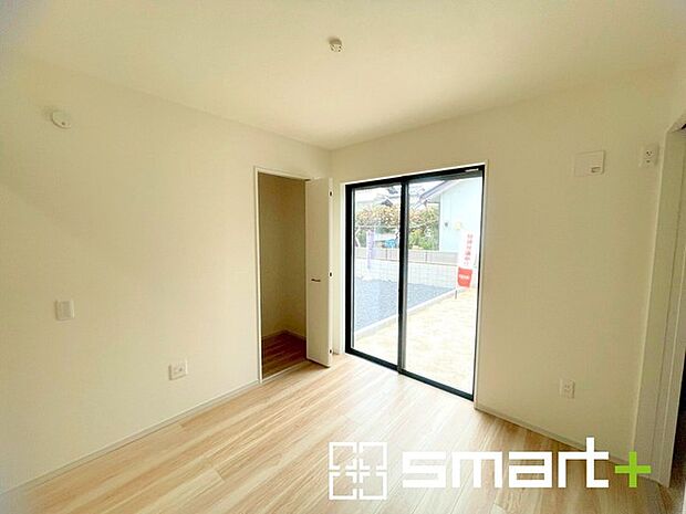 〜2面採光の明るいお部屋〜 ・洋室は2面採光とする事で穏やかな陽の入る明るい空間となっております。 ・くつろぎのプライベート時間を明るい空間で穏やかにお過ごしいただけます。 