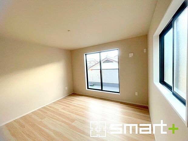 〜オプション施行もお任せください〜 ・フローリングの変色など劣化を軽減し、水をこぼした場合などにも防いでくれるフロアコーテイングが人気となっております。 ・オプション施行もお任せください。 