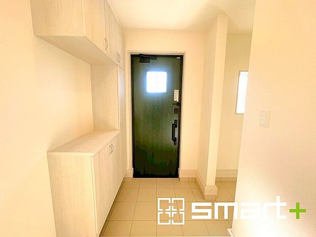 〜穏やかな陽の入る玄関〜 ・玄関ドアのガラス部分に窓を設ける事で穏やかな陽の入る玄関に。 ・ご家族やご来客を明るい空間で出迎えてくれます。   