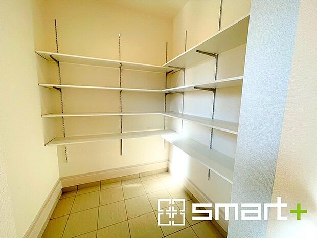 〜シューズインクロークのある玄関〜 ・玄関横にシューズインクロークをご用意。 ・追加の靴置きとしてはもちろん、スキー・ゴルフなど趣味の用具の置場としてもご利用いただけます。 