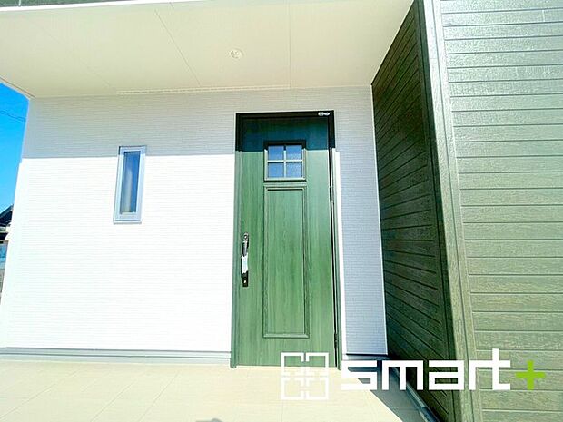 〜お住まいの顔「玄関」〜 ・玄関ドアの上にはもちろん軒がございますので、雨の日でも濡れずに鍵の開閉が可能です。 ・鍵は防犯性に優れたディンプルキーを採用。 