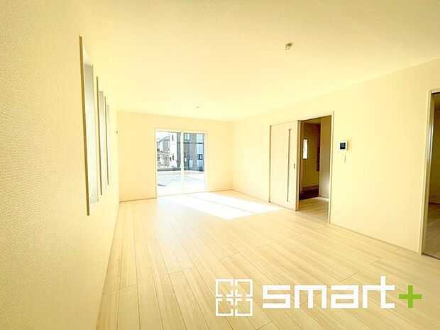 〜穏やかな陽の入るＬＤＫ〜 ・大きな窓のあるＬＤＫは陽当りも良好で明るい空間となっております。 ・ご家族団らんなど過ごす時間の多いＬＤＫが明るいのは嬉しいポイントですね。 